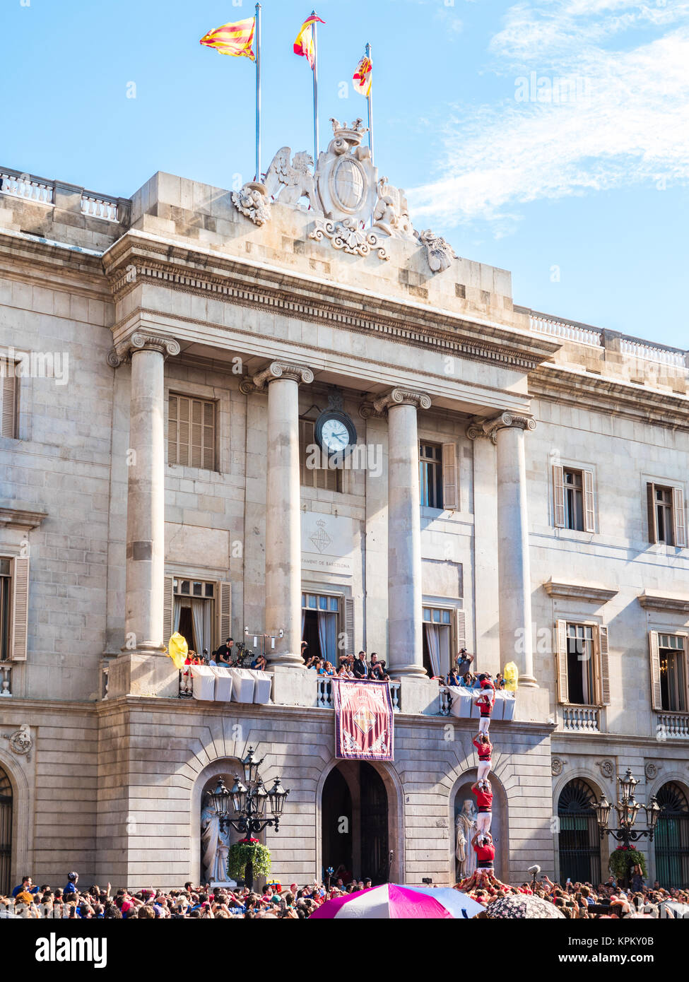 Barcellona, Spagna - 24 settembre 2016. Vista di un castello umano in Sant Jaume piazza piena di gente durante la merce vacanze a Barcellona Foto Stock