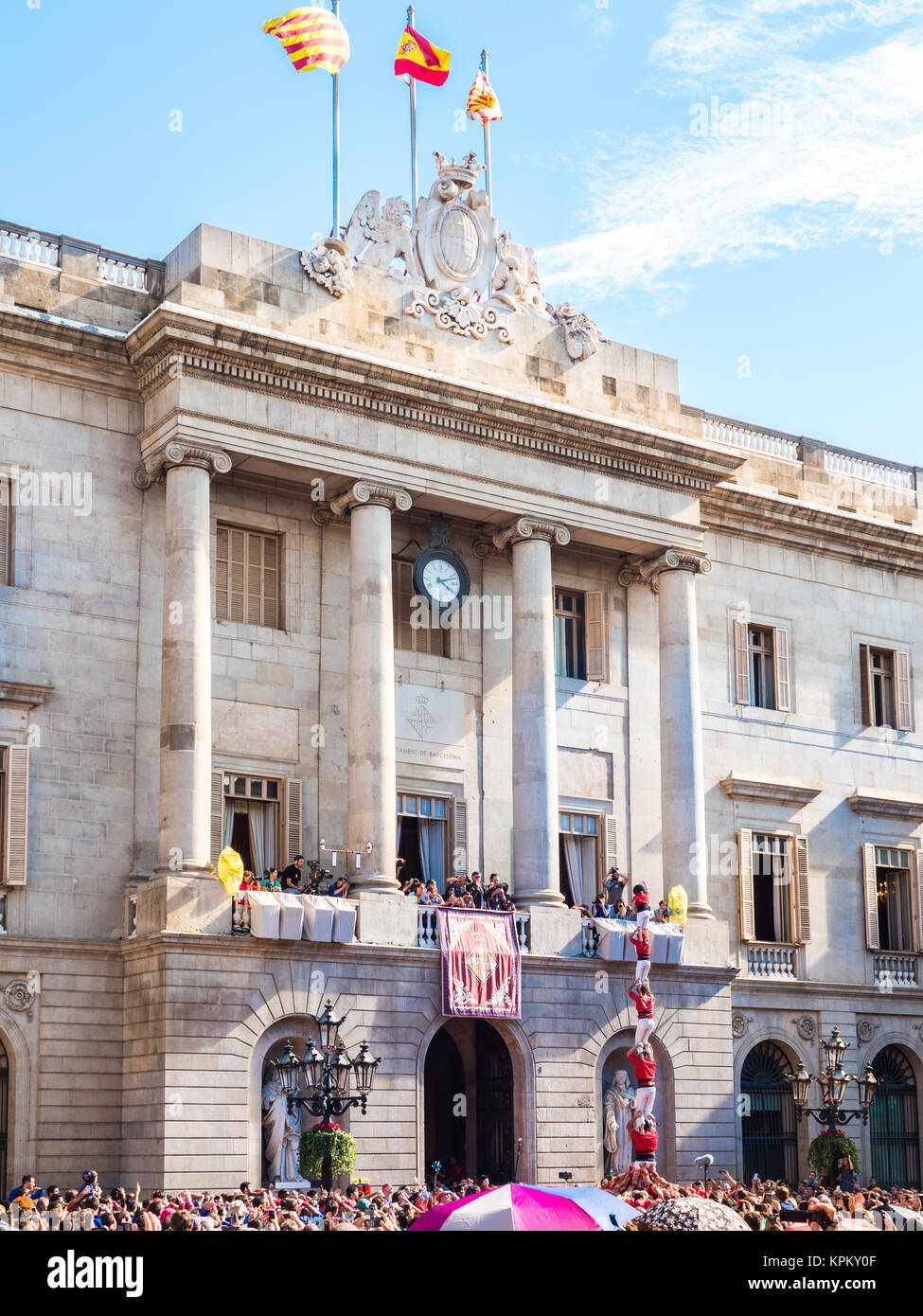 Barcellona, Spagna - 24 settembre 2016. Vista di un castello umano in Sant Jaume piazza piena di gente durante la merce vacanze a Barcellona Foto Stock