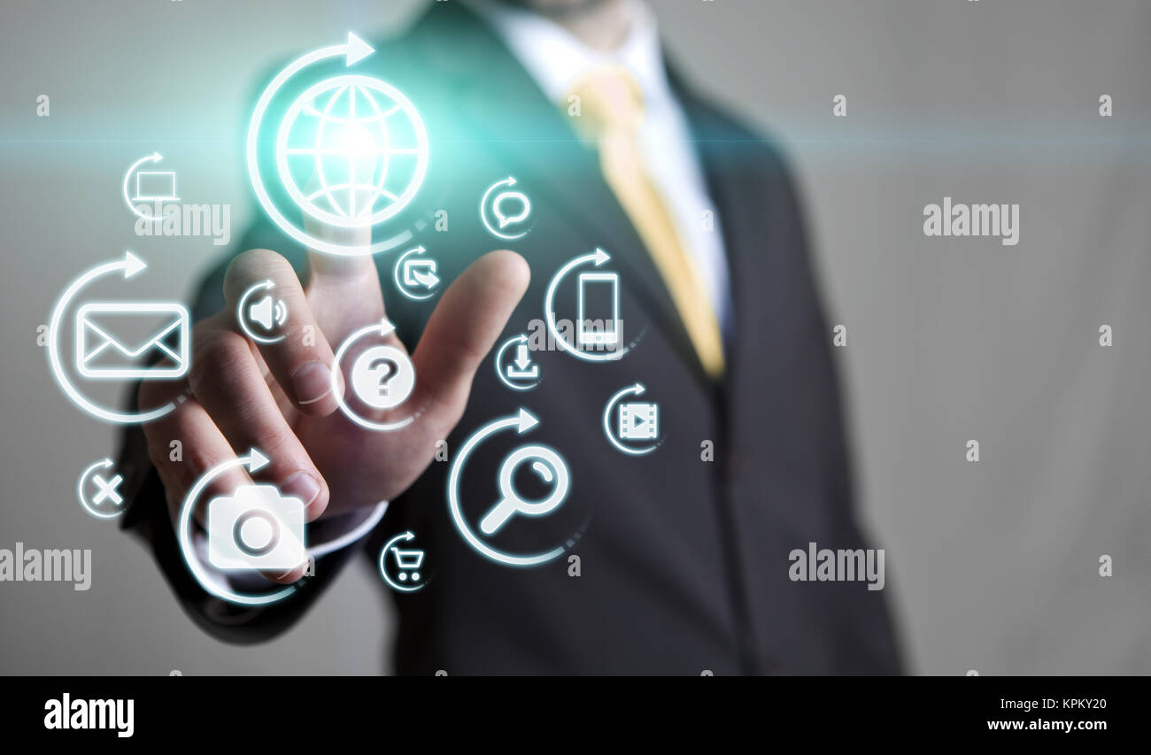 Imprenditore tramite interfaccia multimediale Foto Stock