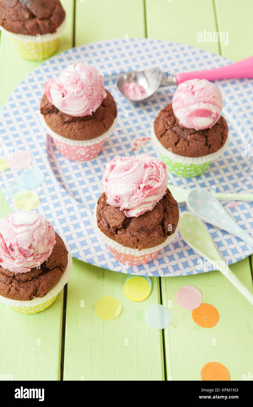 Kleine Schokoladen muffin mit Kugeln Sahnekirsch Eiscreme Foto Stock