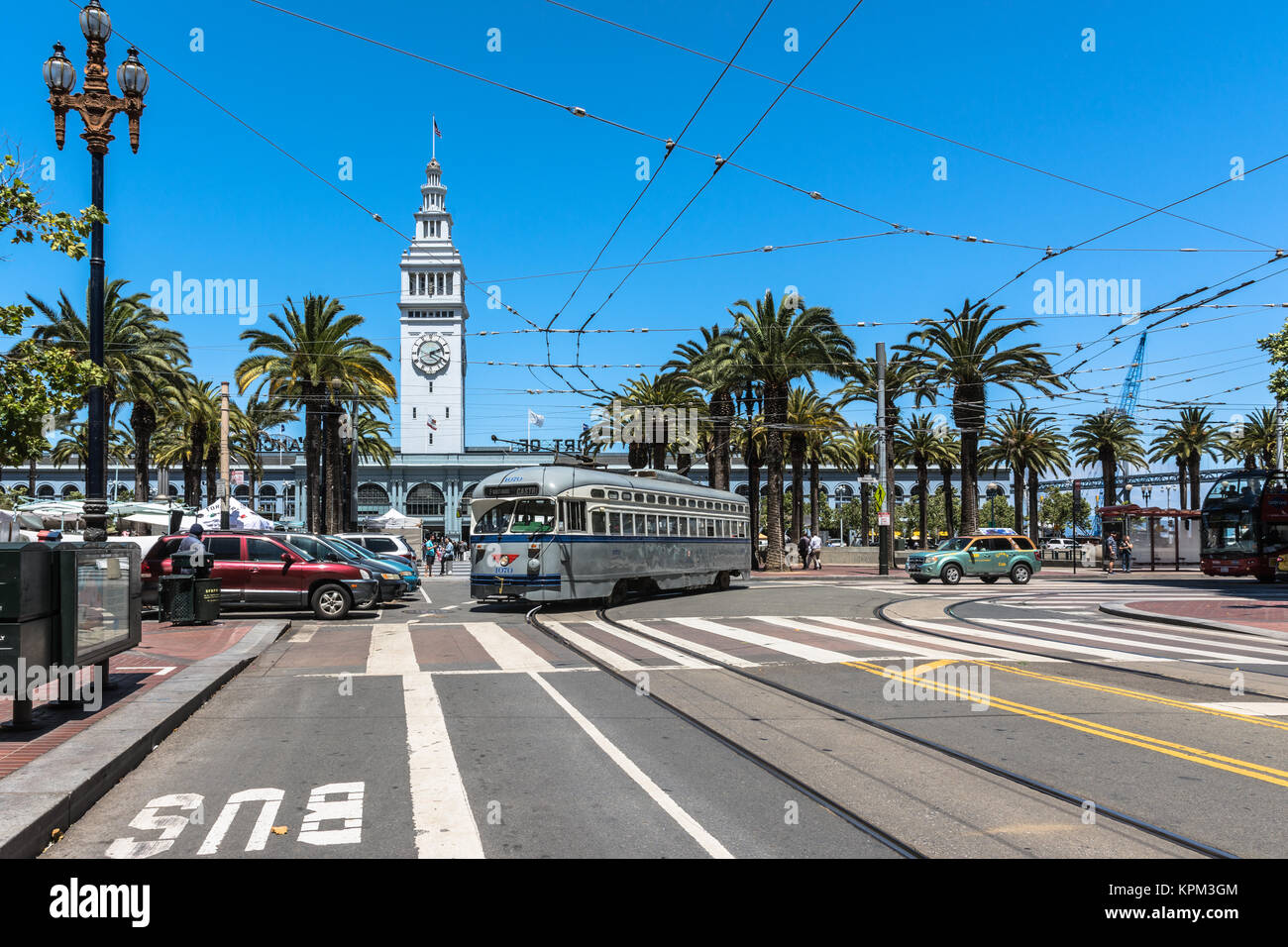 San Francisco, California, Stati Uniti d'America - 27 Giugno 2017 : Il grigio streetcar nel Market Street Foto Stock