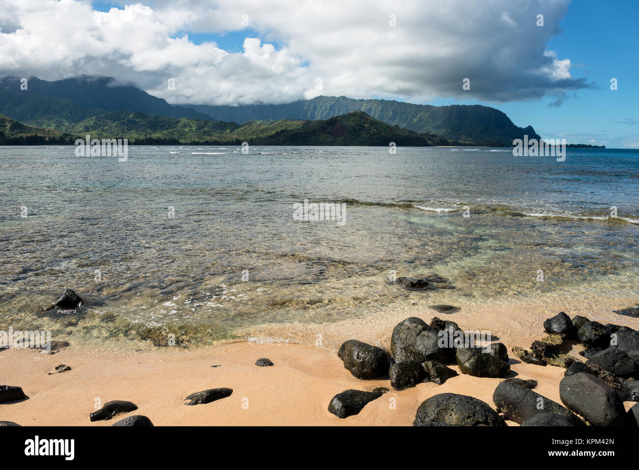 Spiaggia Rocciosa - una delle spiagge rocciose a Hanalei Bay sulla costa Nord di Kauai, Hawaii, Stati Uniti d'America. Foto Stock