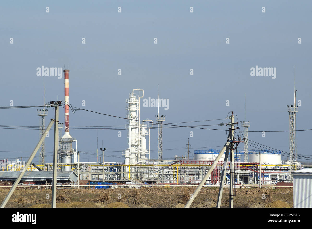 Colonne di distillazione, le tubazioni e le altre attrezzature forni raffineria. Foto Stock