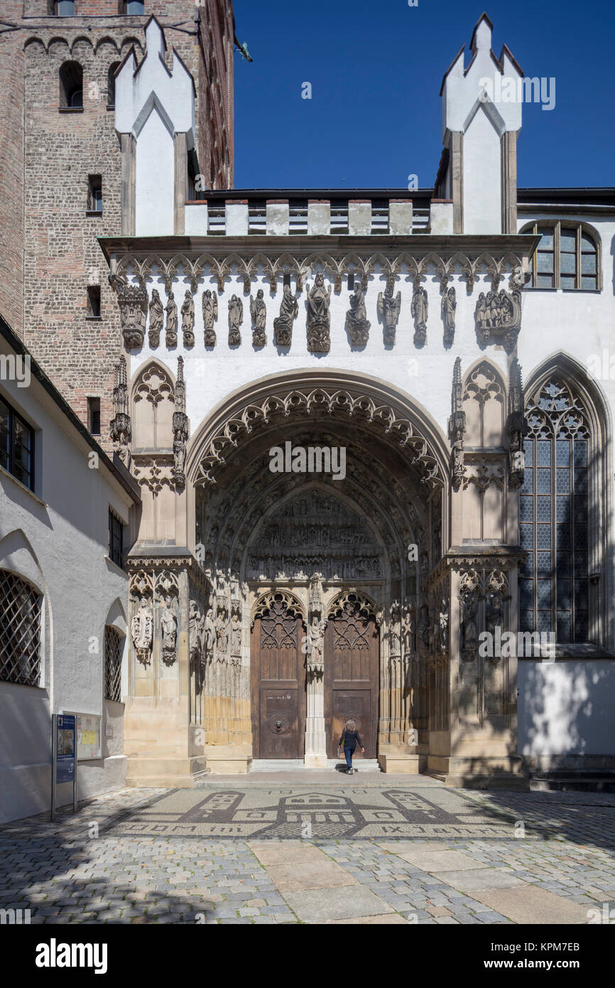 Il portale meridionale, risalente al 1356, cattedrale, Augsburg. Foto Stock