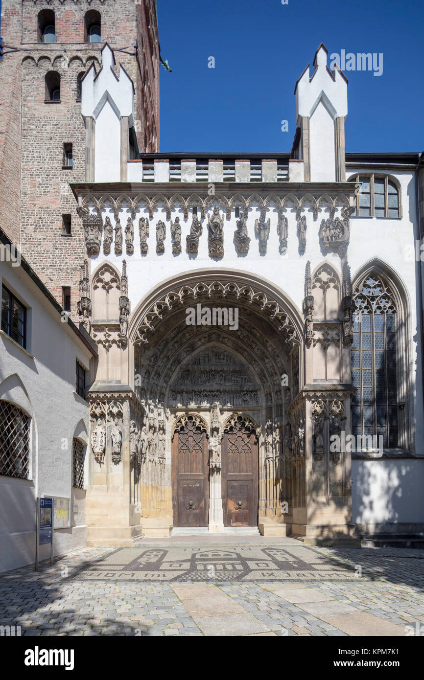 Il portale meridionale, risalente al 1356, cattedrale, Augsburg. Foto Stock