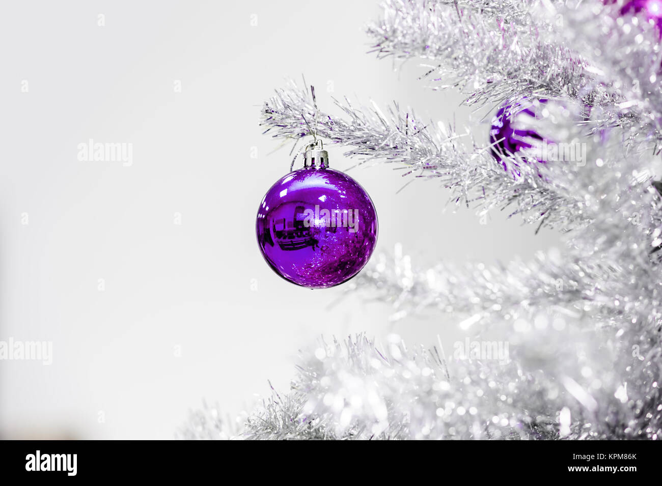 Decorazione baubles ultravioletta su argento albero di Natale artificiale Foto Stock