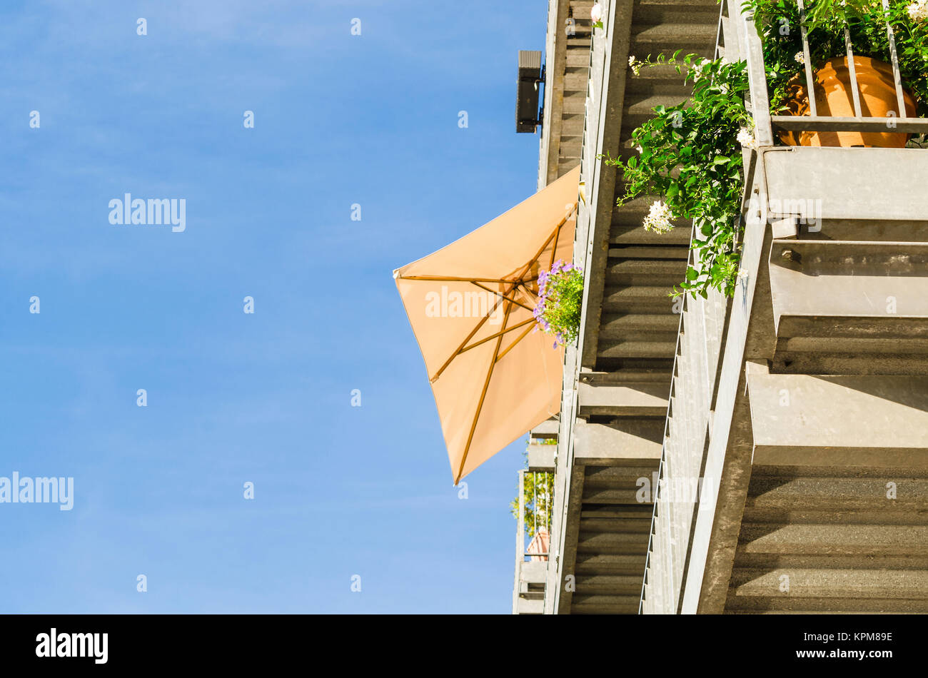 Ombrellone auf einer Terrasse in Deutschland ombrellone auf einer modernen Wohnungs Terrasse Mit einem gesunden Outdoor-Lifestyle, Ansicht von unten. Foto Stock