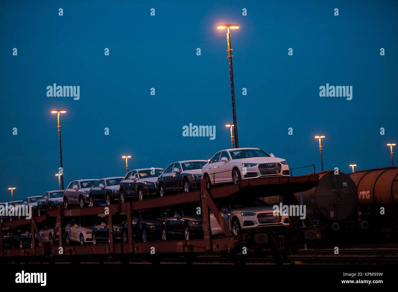 Amburgo, uno dei più belli e più popolari destinazioni turistiche in tutto il mondo. Trasportatore di auto su una Hamburg cantiere di smistamento. Foto Stock
