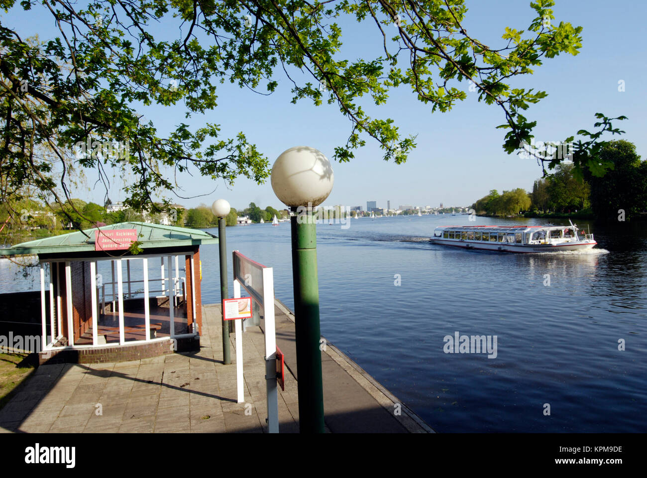 Amburgo, uno dei più belli e più popolari destinazioni turistiche in tutto il mondo. Alster esterno, un dock per la flotta di bianco Foto Stock