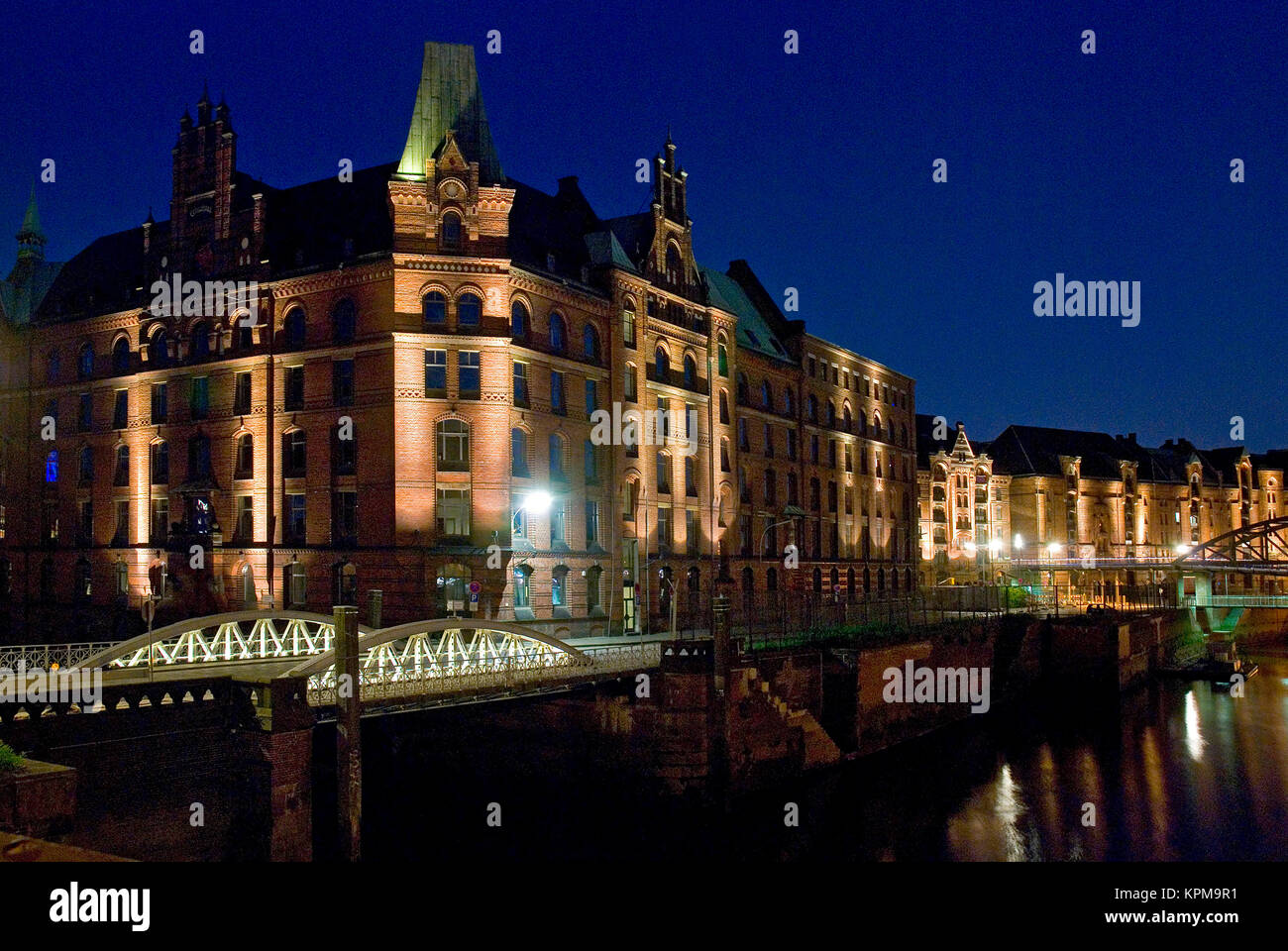 In tutto il mondo più grande magazzino storico complesso. Speicherstadt in Hamburgs Porto. Night-Illumination artificiale. Foto Stock