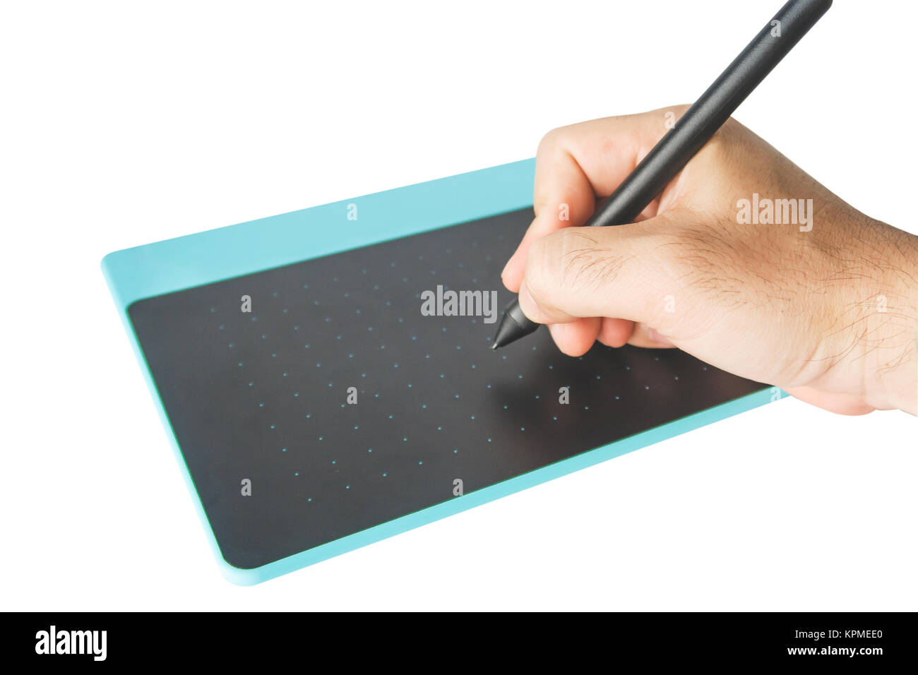 Vicino la mano sulla penna e mouse pad tabella su sfondo bianco Foto Stock