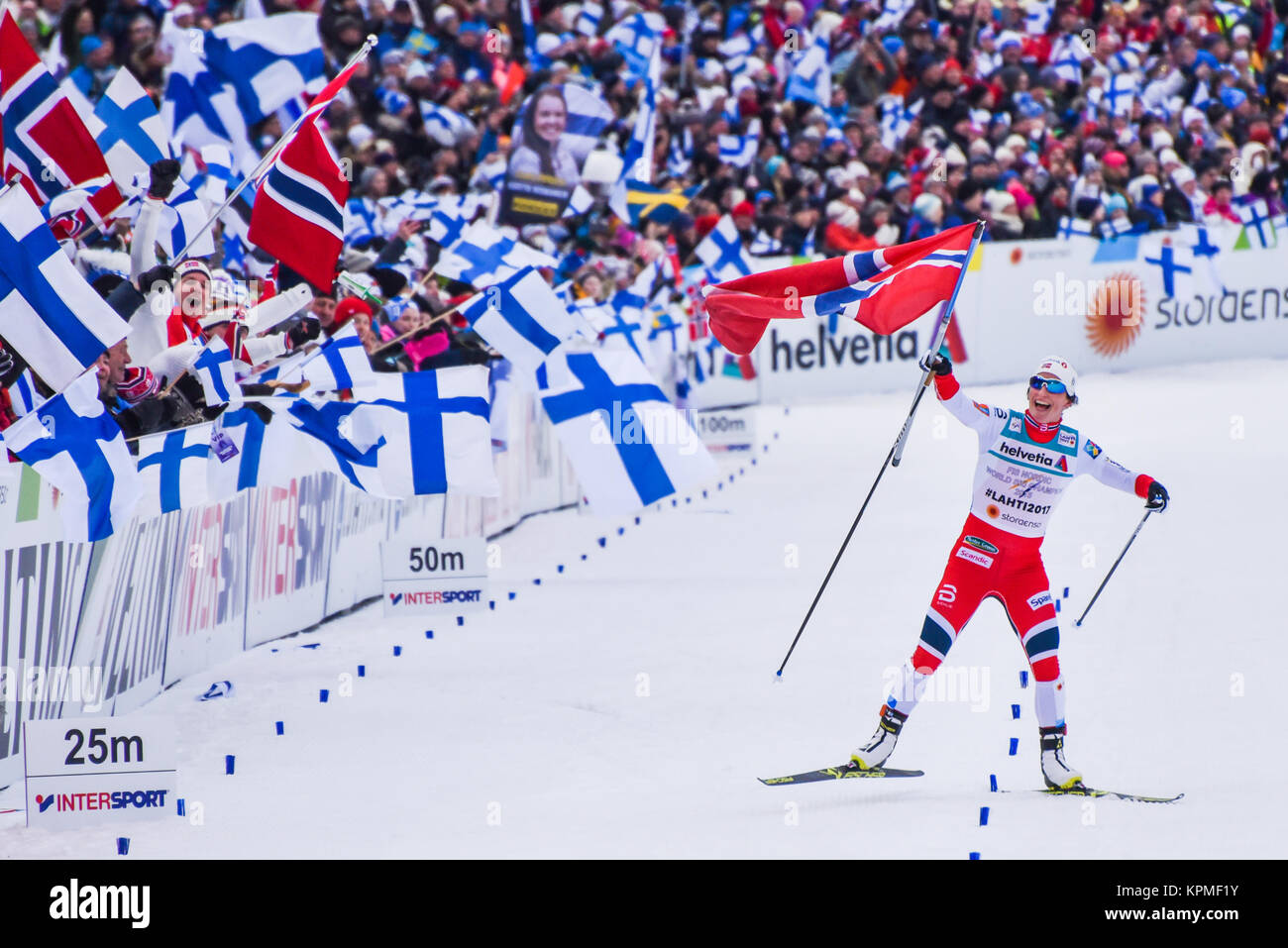 Norvegia Marit Bjorgen celebra dopo la Norvegia ha vinto la staffetta femminile, 2017 del Mondo Sci Nordico campionati, Lahti, Finlandia. In Norvegia il centesimo World Champ medaglia. Foto Stock