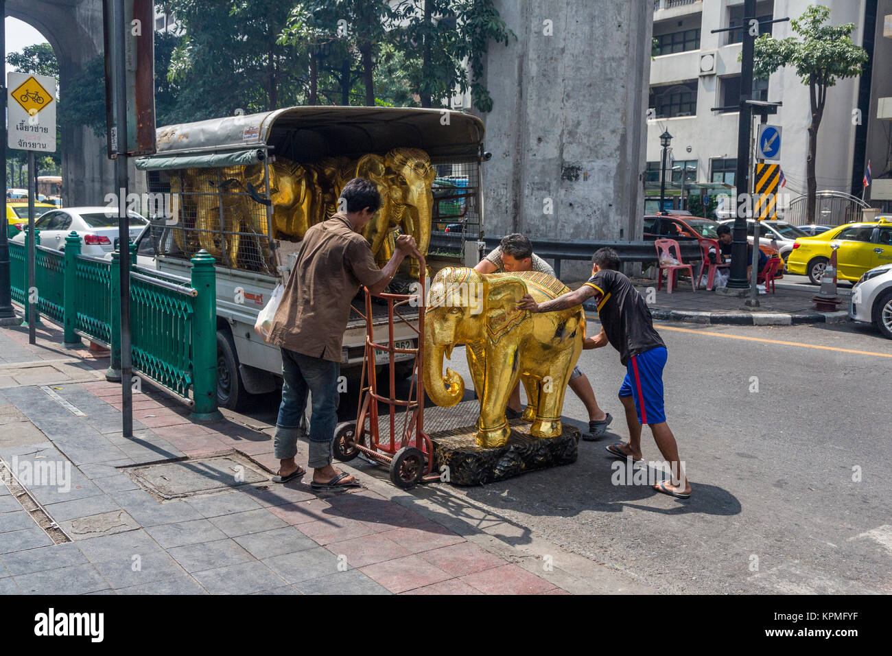 Bangkok, Tailandia. Santuario di Erawan. Caricamento di un eccesso di Golden elefanti probabilmente essere riciclato come nuove statue di Buddha o altre figure religiose. Foto Stock