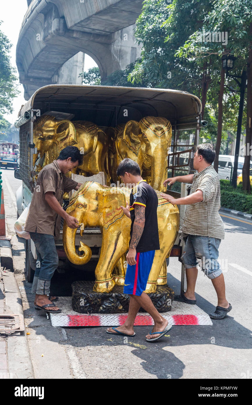 Bangkok, Tailandia. Santuario di Erawan. Caricamento di un eccesso di Golden elefanti probabilmente essere riciclato come nuove statue di Buddha o altre figure religiose. Foto Stock