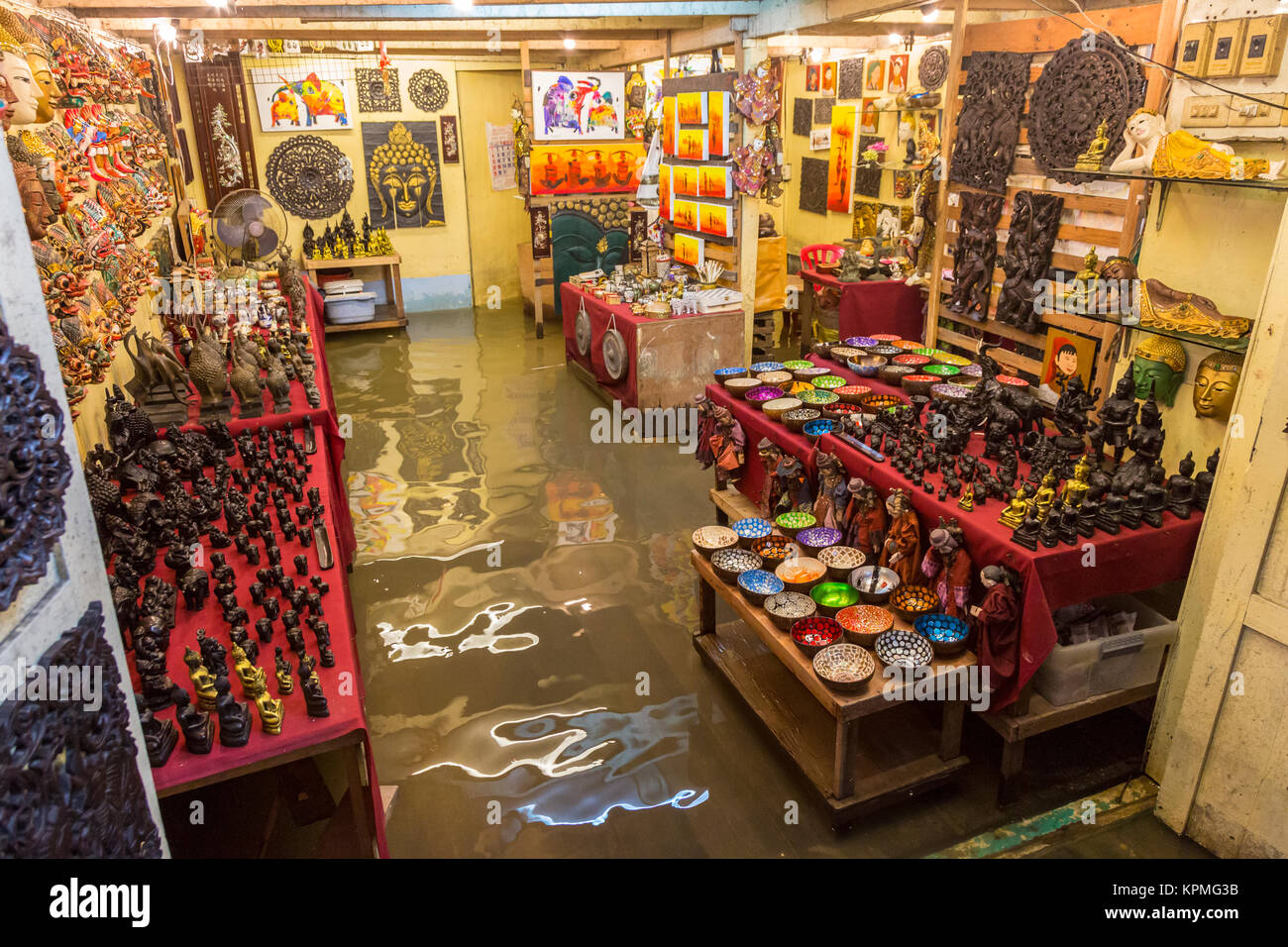 Bangkok, Tailandia. Acqua alta dal fiume Chao Phraya inondazioni negozio di Souvenir vicino al Wat Pho Ferry Boat Stop. Foto Stock