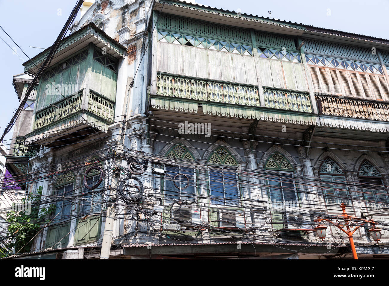 Bangkok, Tailandia. Inizio 20th. Architettura di inizio secolo, con moderne linee di alimentazione. Foto Stock