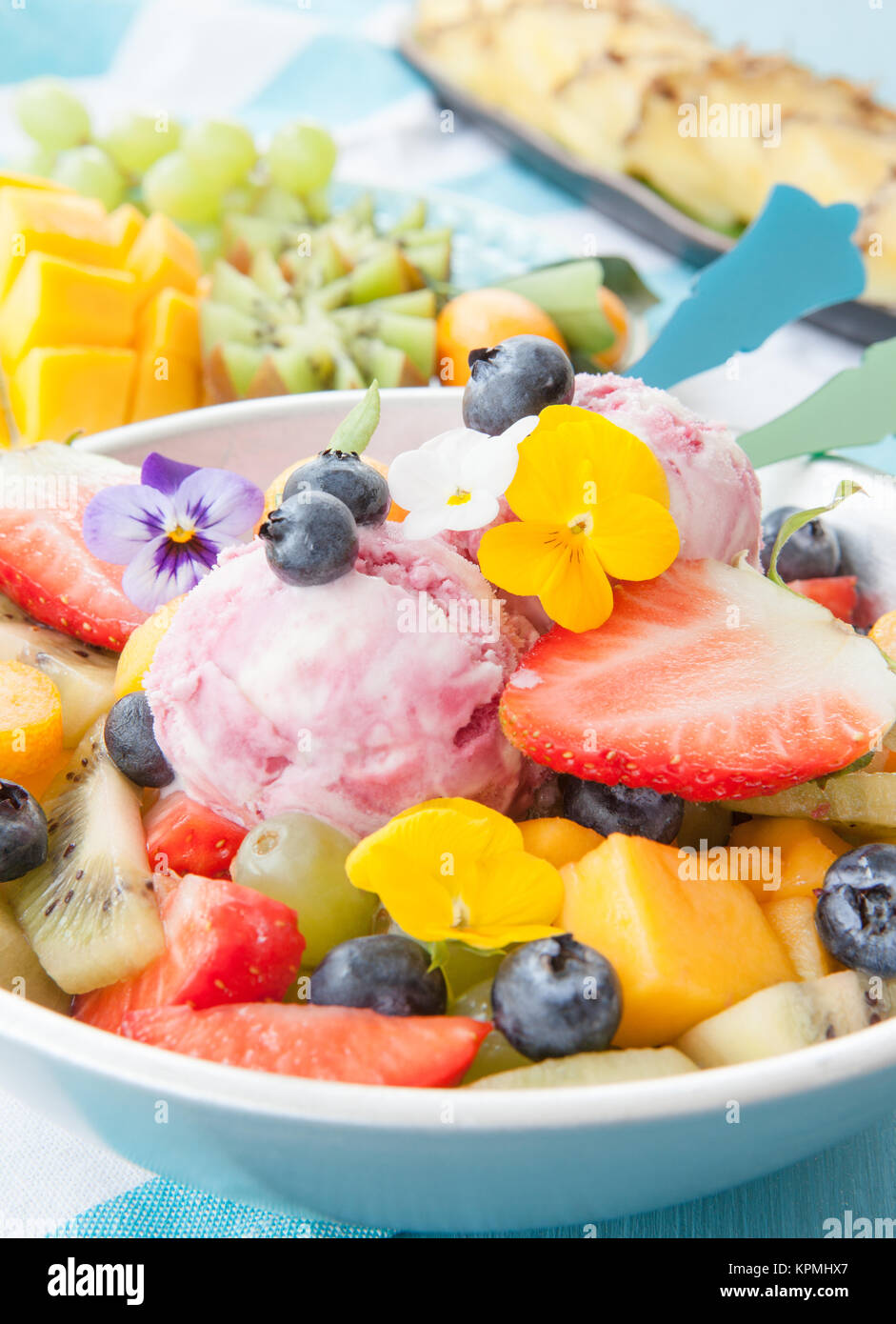 Bunter Obstsalat aus frischen Fruechten und zwei Kugeln Eiscreme Foto Stock