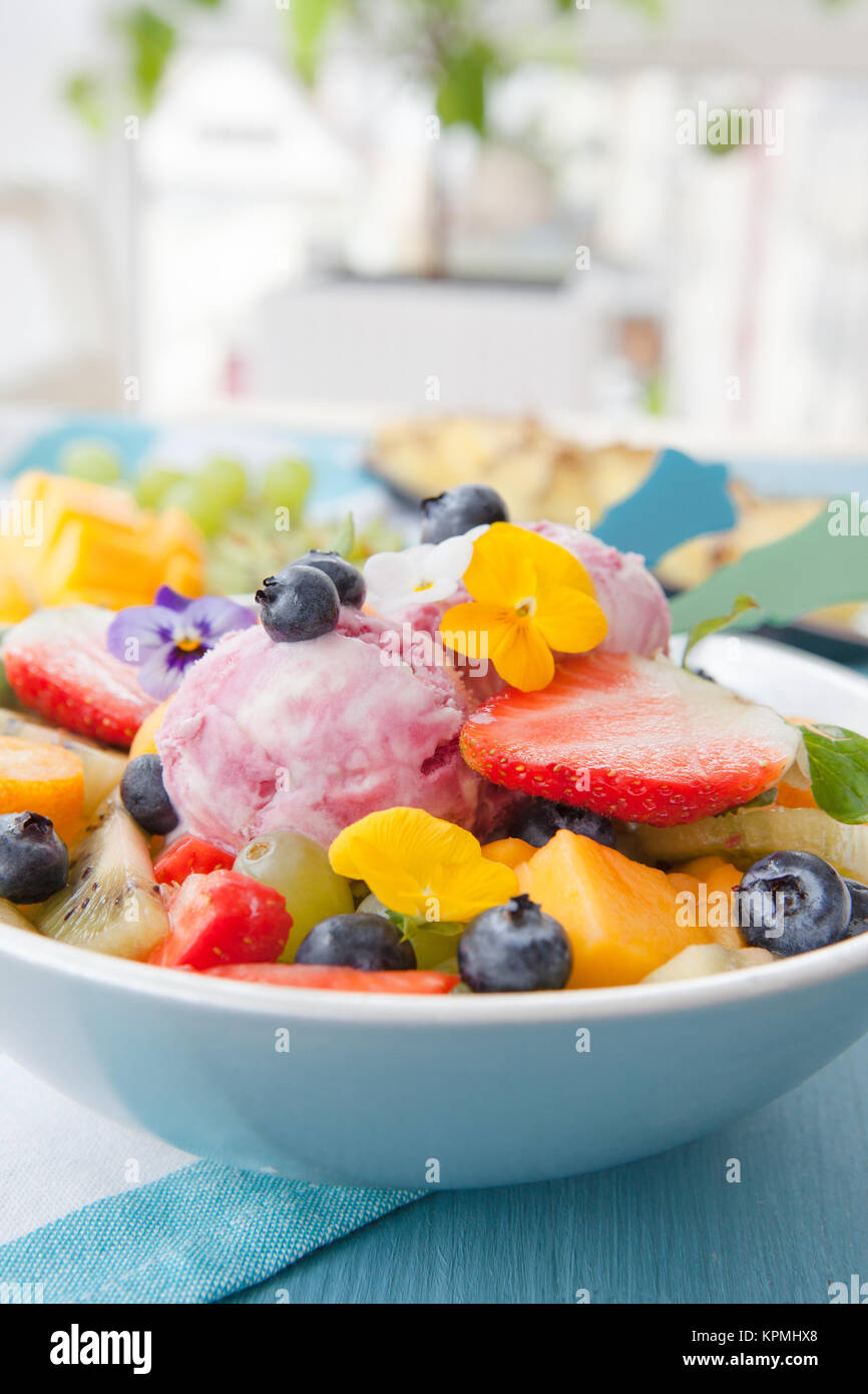 Frutta colorata con insalata di frutta fresca Foto Stock
