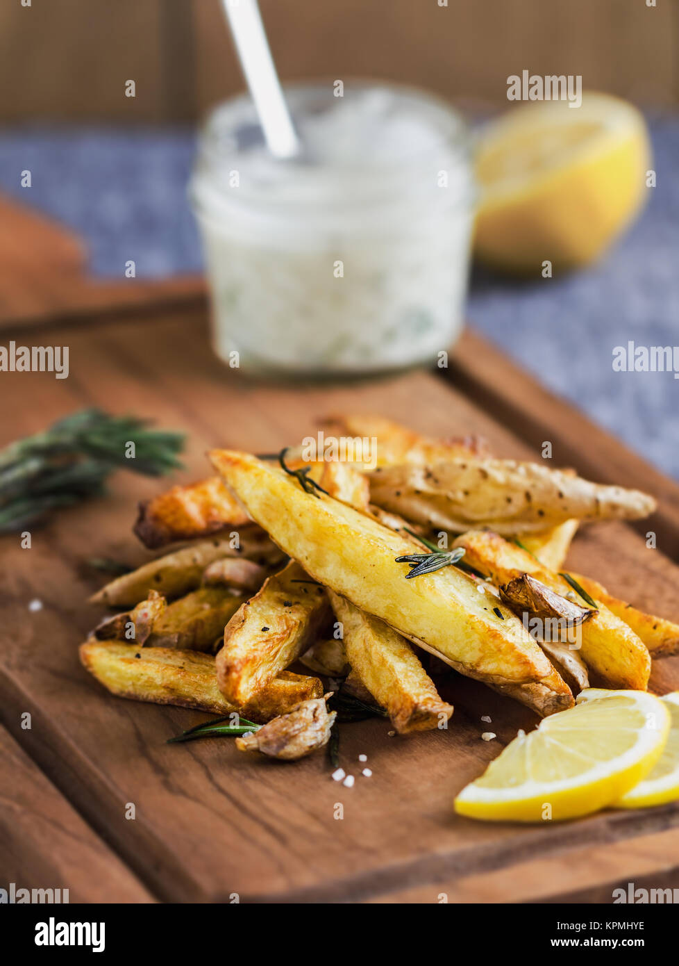 Spicchi di patate con rosmarino e sale marino Foto Stock