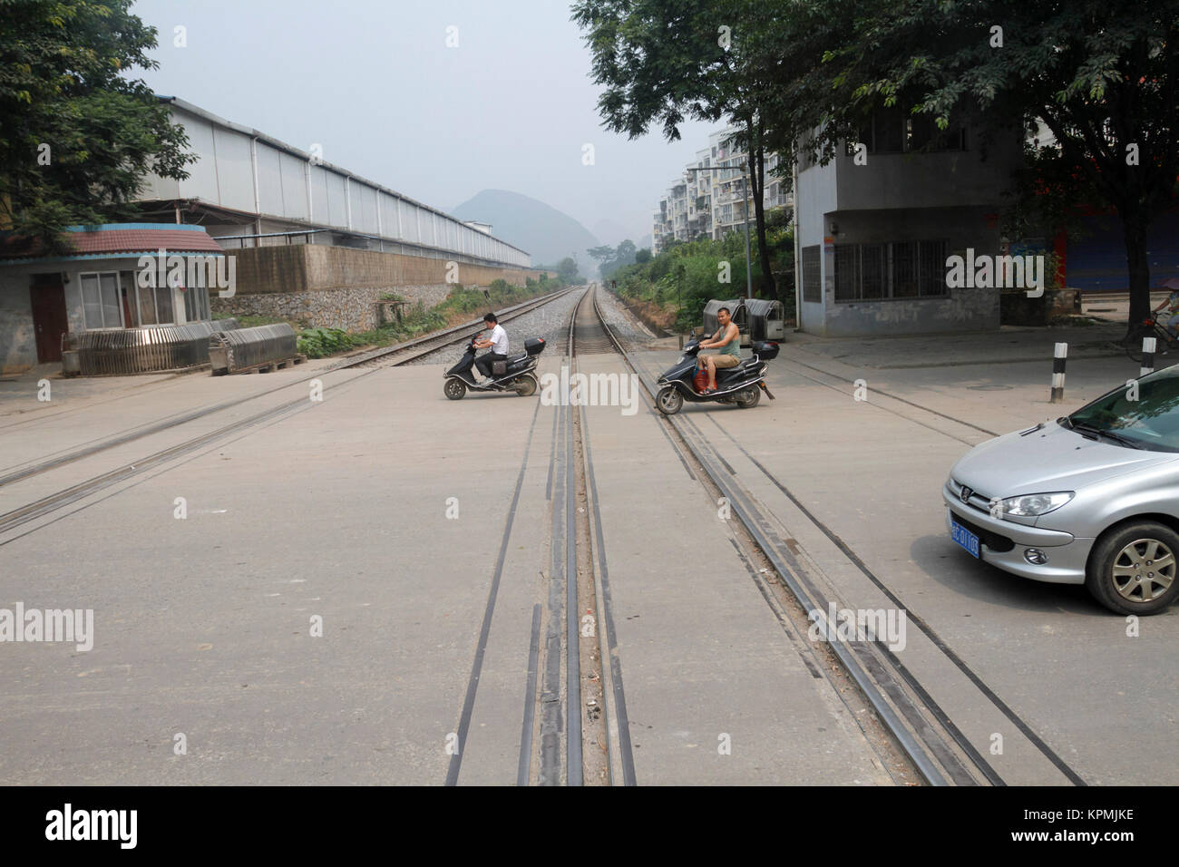 Attraversamento linea ferroviaria senza cancello in Guilin, Cina. Foto Stock