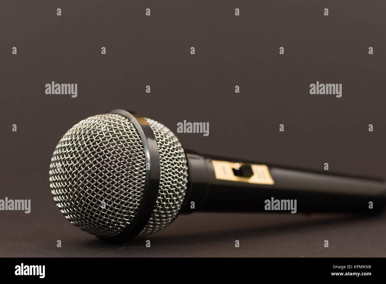 Mikrofon vor schwarzem Hintergrund Foto Stock
