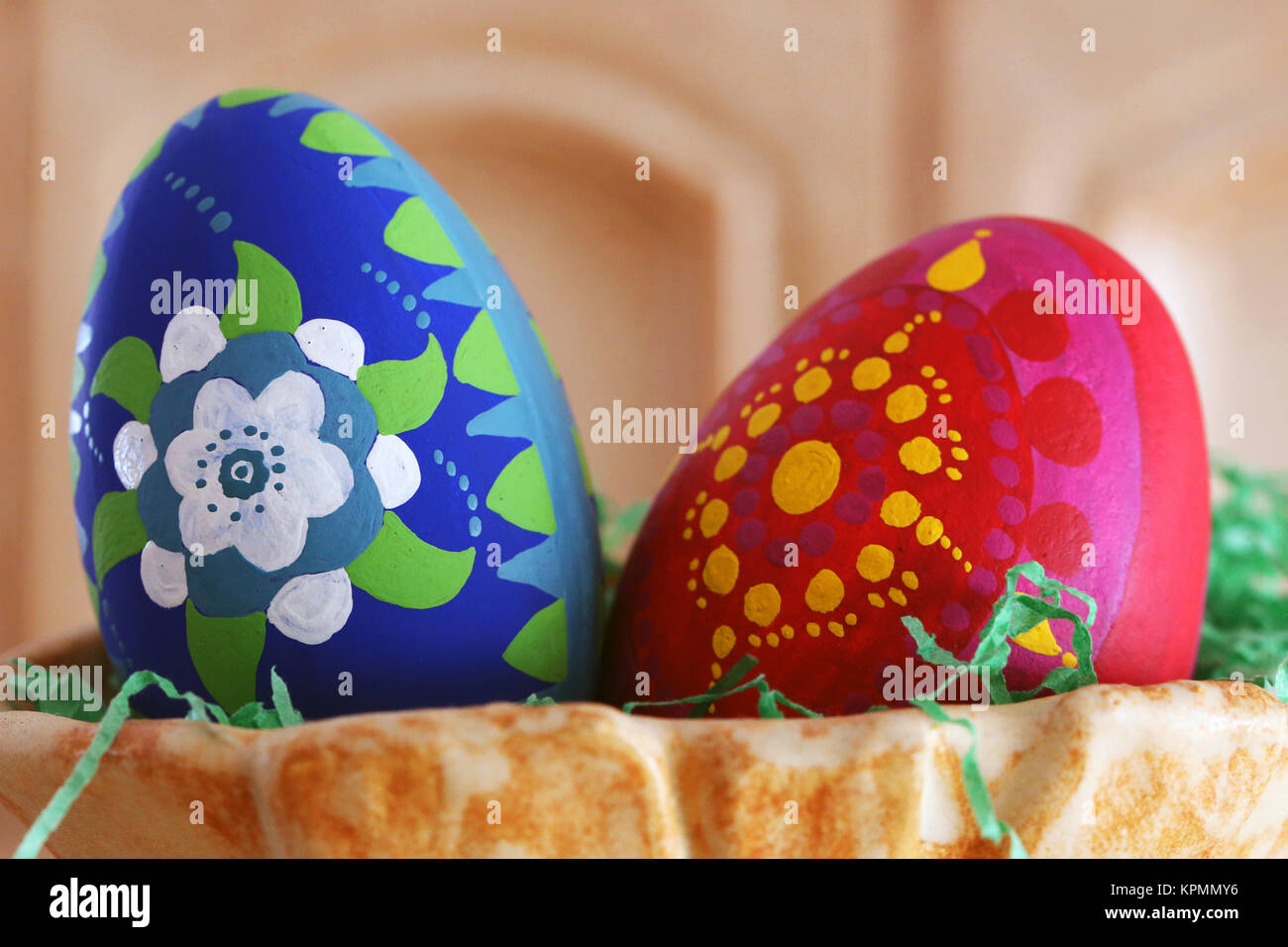 Uovo di Pasqua dipinto di rosso e blu Foto Stock