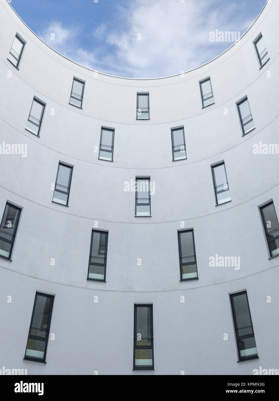 Moderno edificio di design parete di calcestruzzo e windows Foto Stock