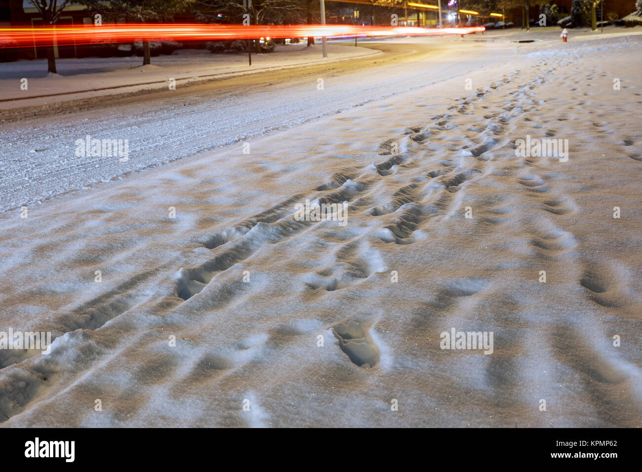 Il percorso della città che si svolge su avenue, coperto con una neve. notte d'inverno la neve Foto Stock