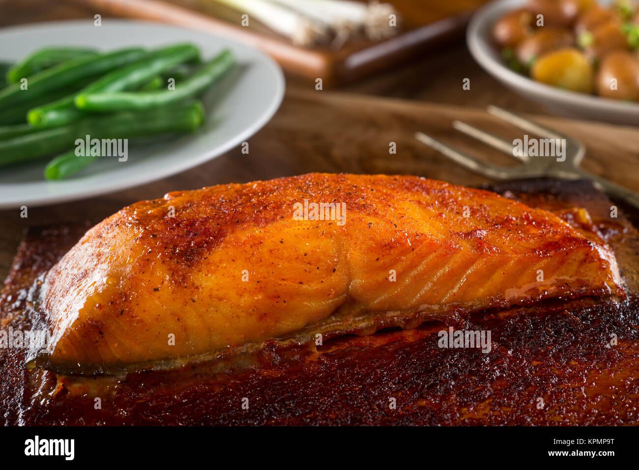 Una deliziosa porzione di cedro alla brace planked salmone con fagiolini e patate. Foto Stock