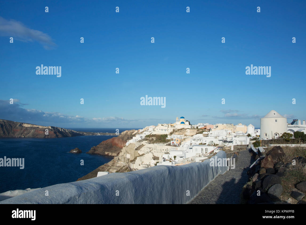 Oia auf der Insel Thira, oder Thera, ist eine kleine Stadt auf dem giechischen Archipel Santorin auf den Kykladen. Foto Stock