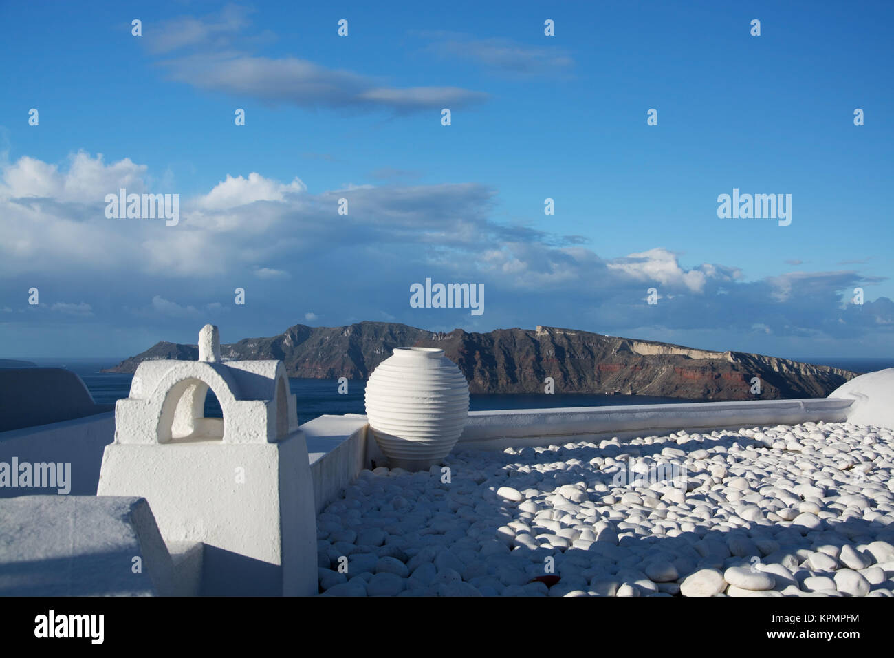Oia auf der Insel Thira, oder Thera, ist eine kleine Stadt auf dem giechischen Archipel Santorin auf den Kykladen. Foto Stock
