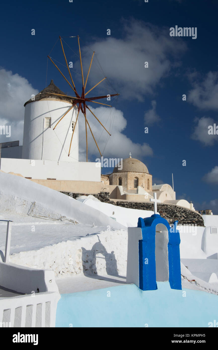 Oia auf der Insel Thira, oder Thera, ist eine kleine Stadt auf dem giechischen Archipel Santorin auf den Kykladen. Foto Stock