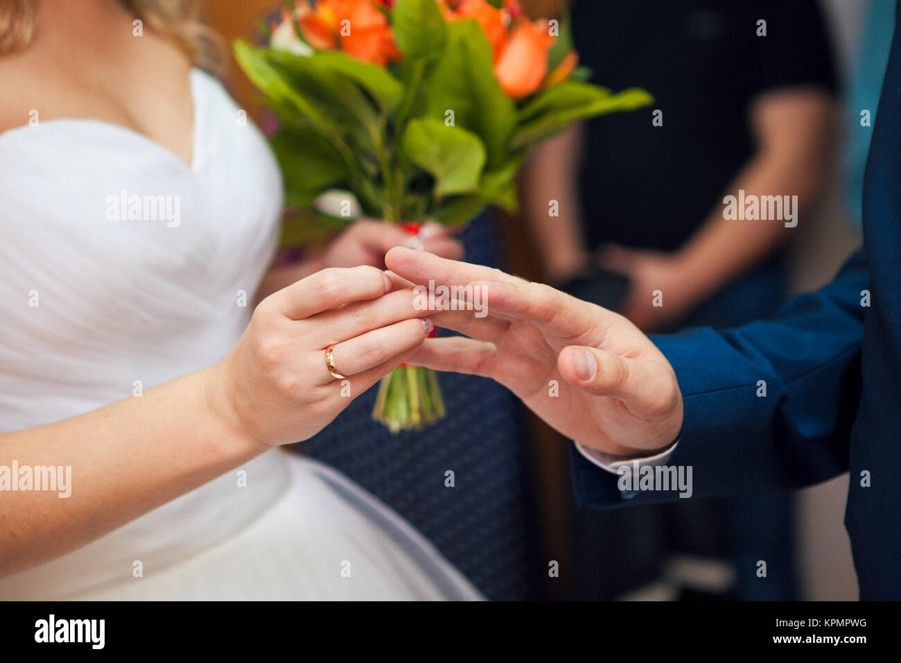 La sposa e lo sposo exchange agli anelli di cerimonia di nozze Foto Stock
