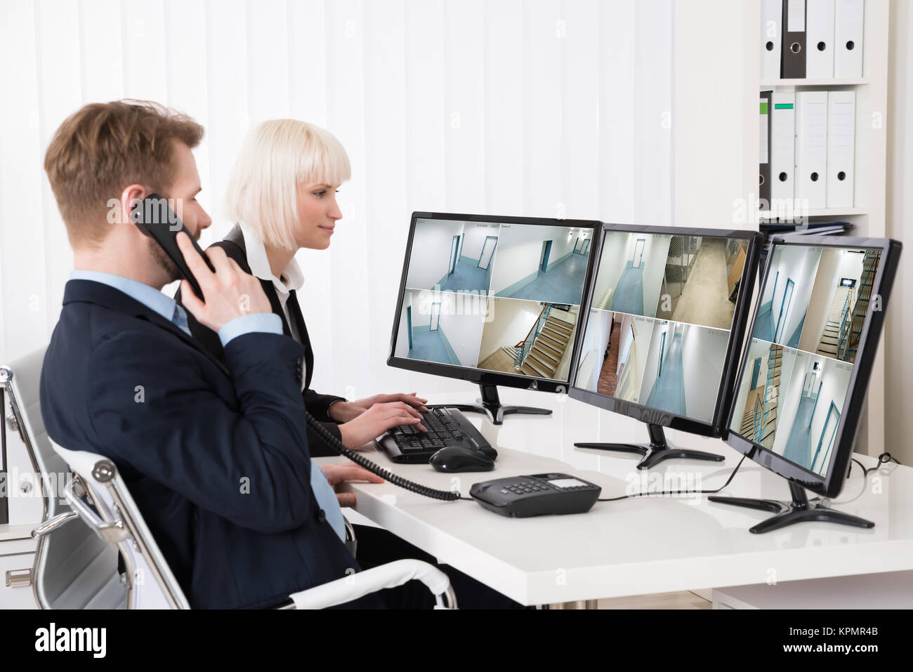 Gli imprenditori che cercano a più riprese della telecamera Foto Stock