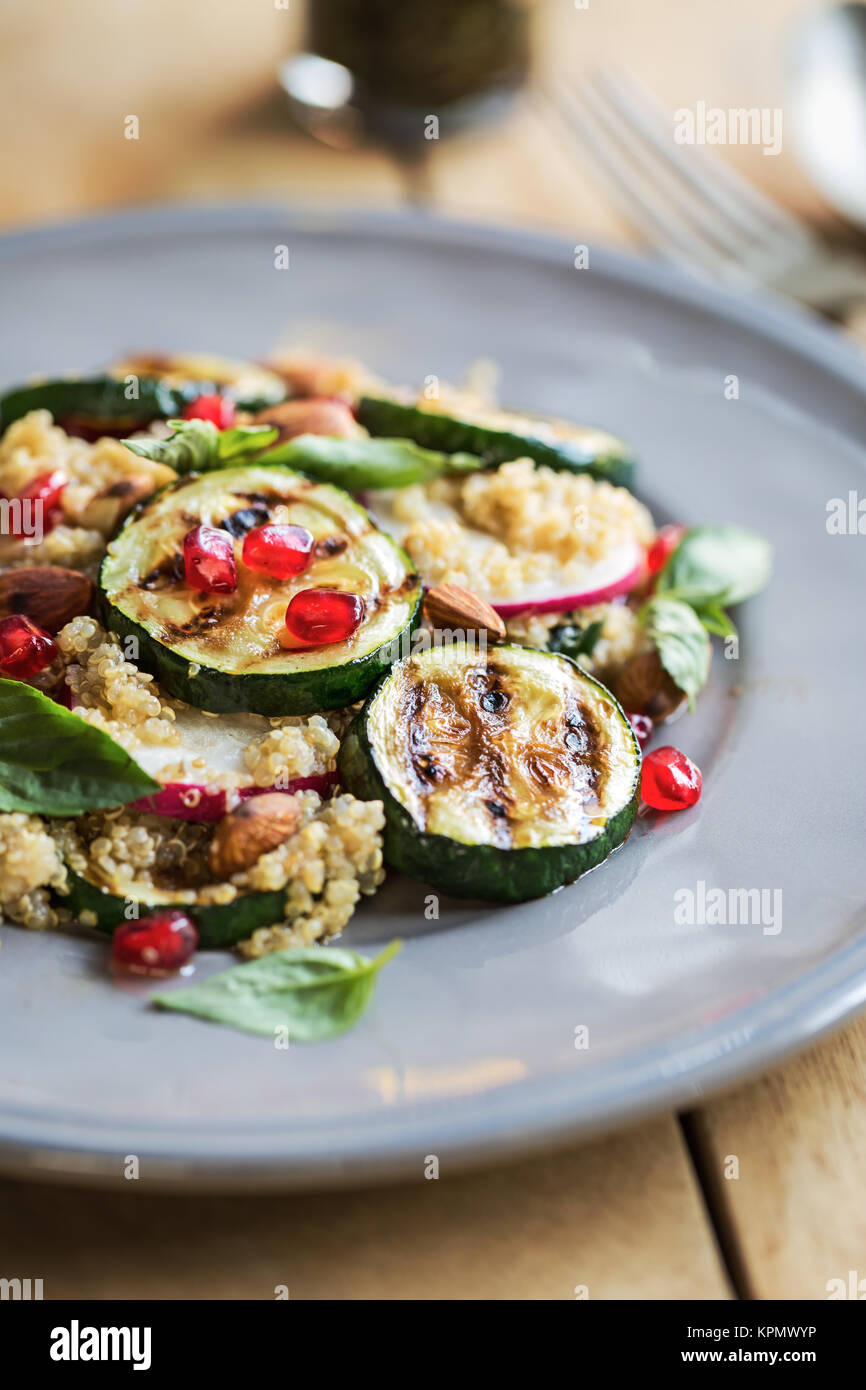 La quinoa con zucchine grigliate insalata Foto Stock