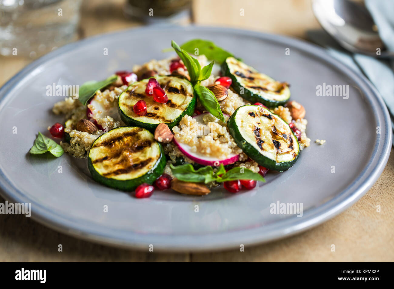 La quinoa con zucchine grigliate insalata Foto Stock