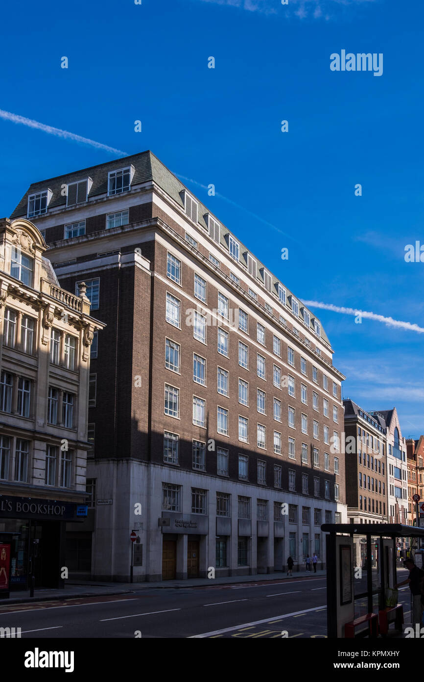 Edifici sul lato nord della High Holborn, Borough di Camden, London, England, Regno Unito Foto Stock