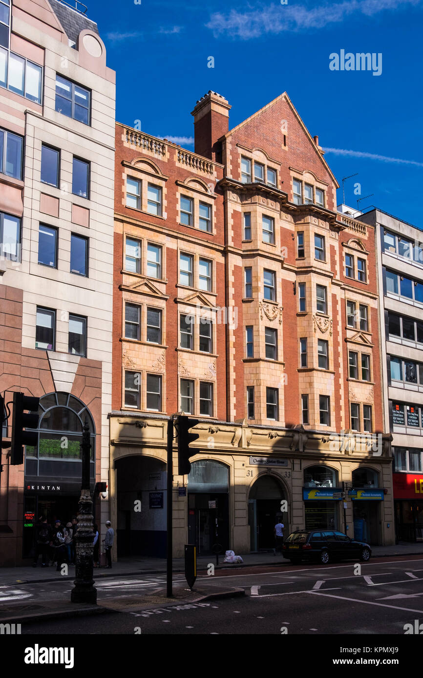 Edifici sul lato nord della High Holborn, Borough di Camden, London, England, Regno Unito Foto Stock