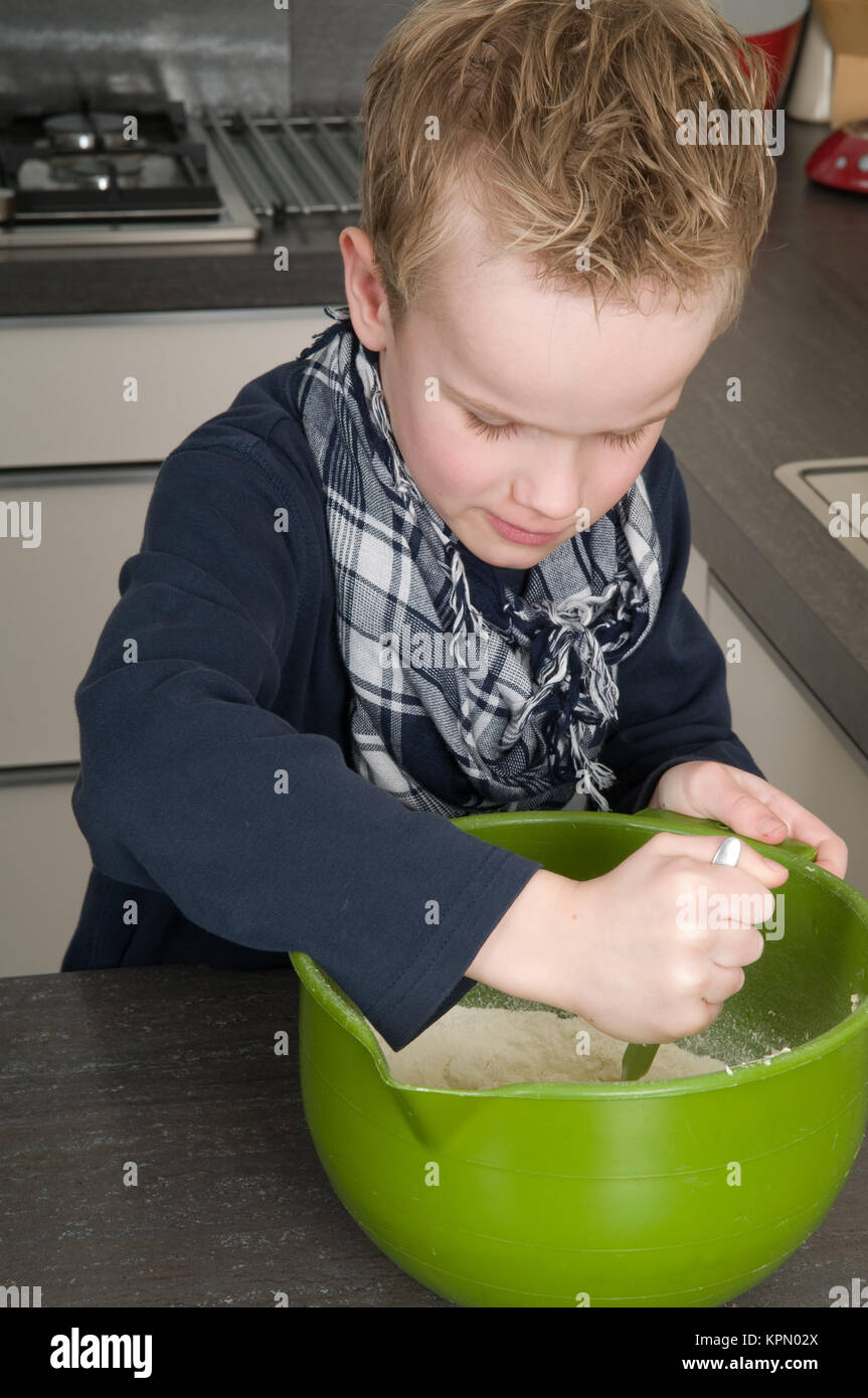 Ragazzo che la pasta per le torte Foto Stock