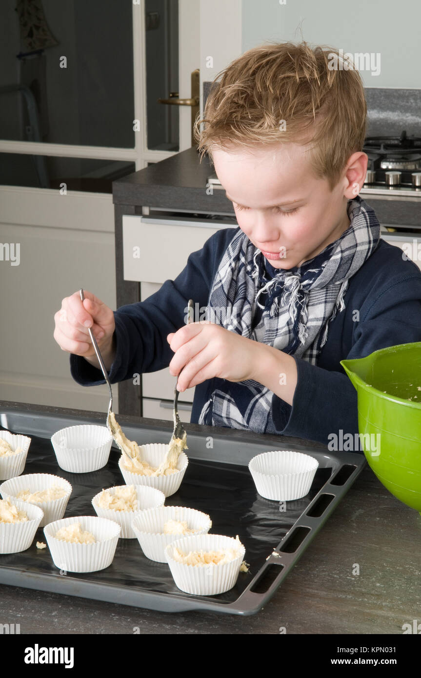 Kid Cakecups di riempimento con la pasta Foto Stock