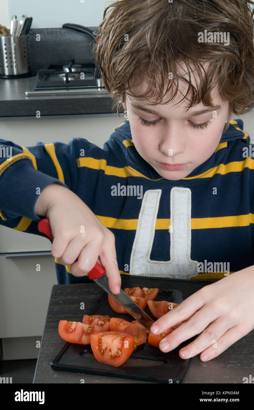 Ragazzo di pomodoro di taglio Foto Stock