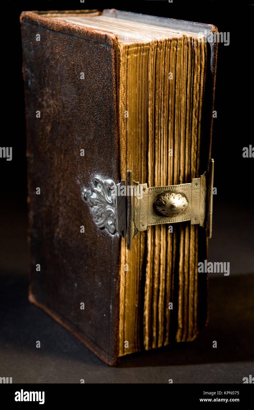 Vecchia Bibbia su nero Foto Stock