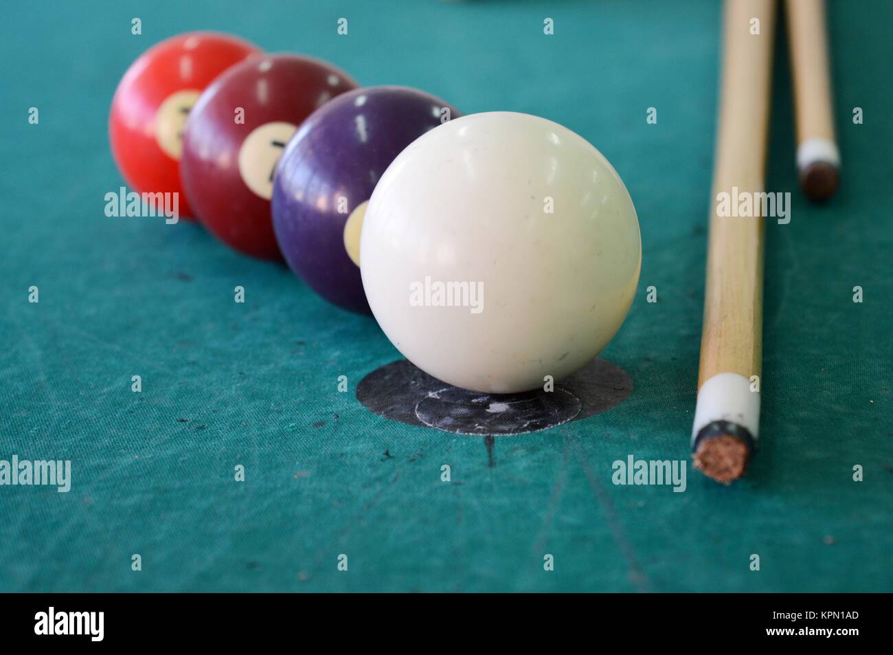 Sfere e un biliardo stick Foto Stock