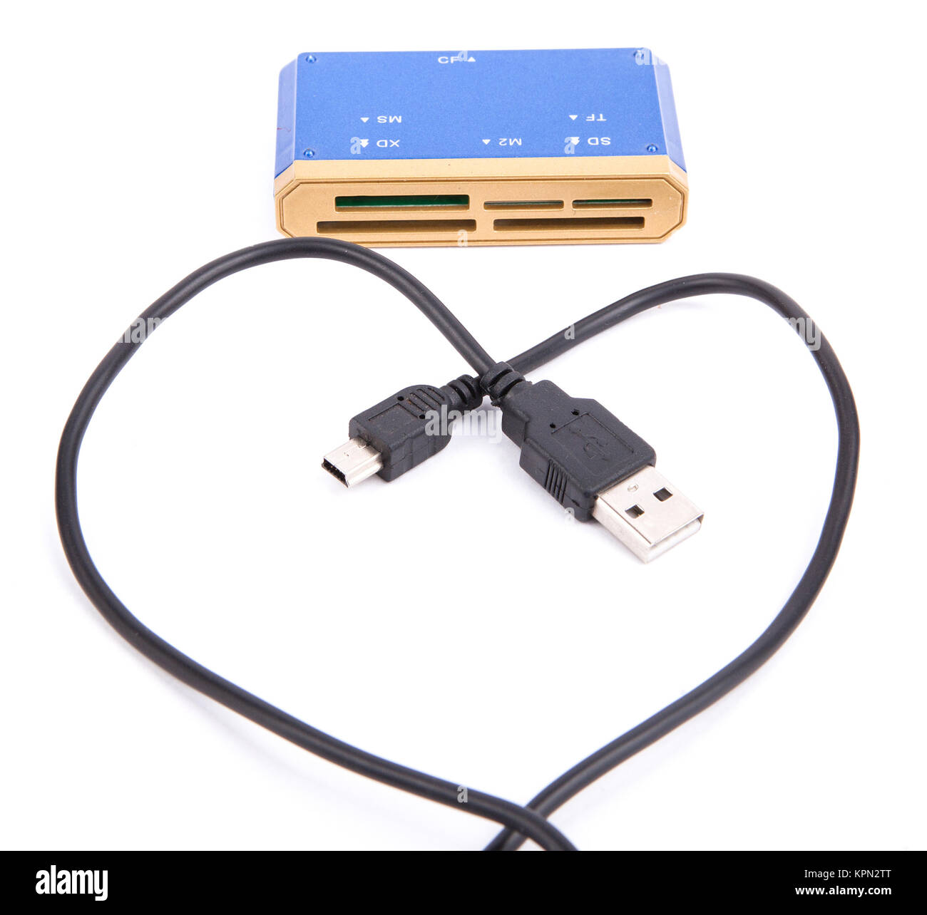 Esterno USB lettore di scheda e cavo USB ripiegata a forma di cuore su uno sfondo bianco Foto Stock