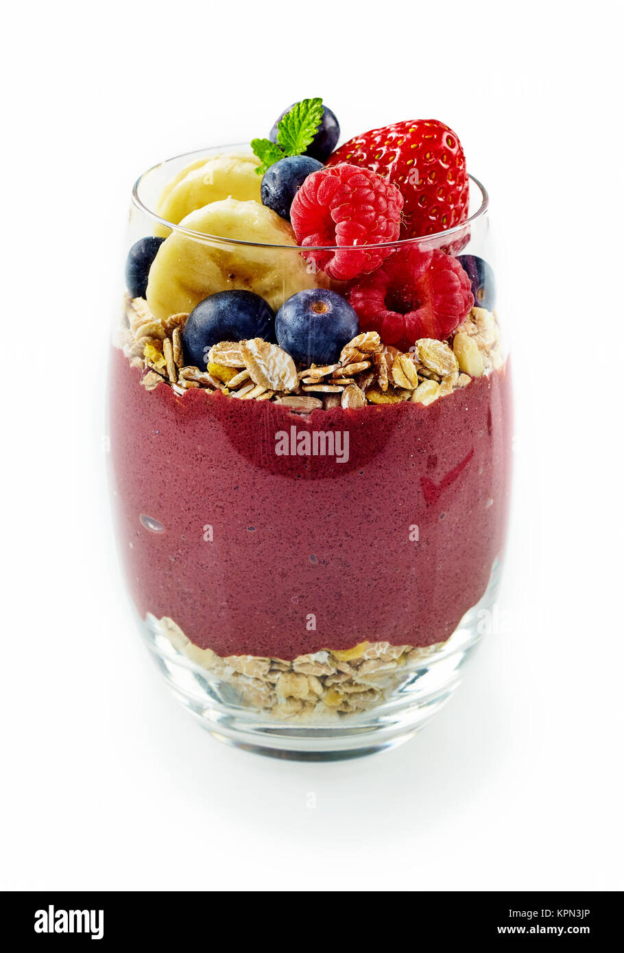 Singolo bicchiere pieno di acai misti, banana, mirtillo e fiocchi d'avena isolato su sfondo bianco Foto Stock