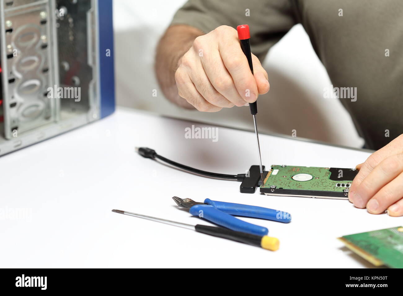 Arbeiter repariert Computer Foto Stock