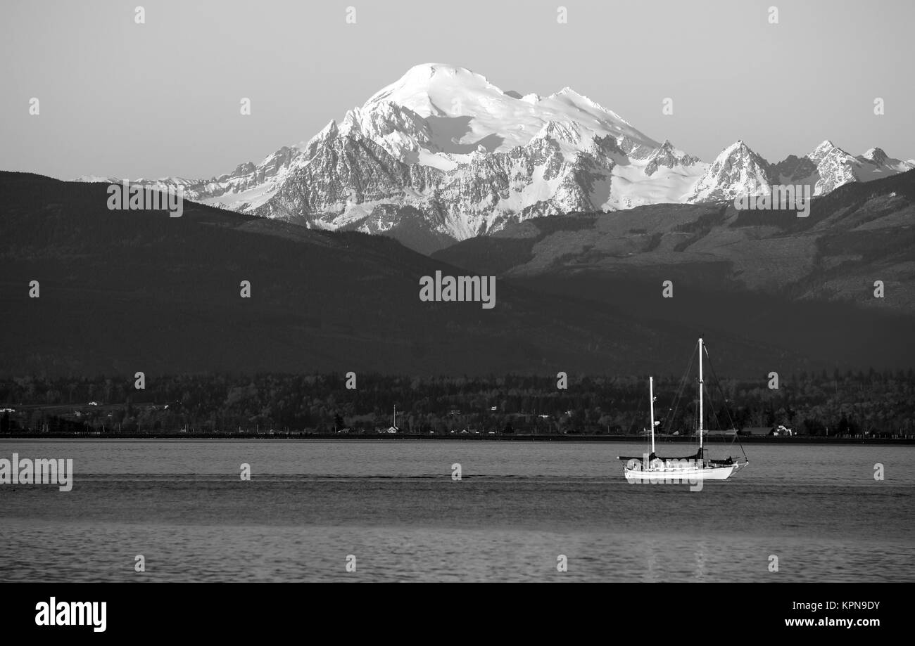 Barca a vela le vele verso il basso Motoring Puget Sound Mt Baker gamma in cascata Foto Stock