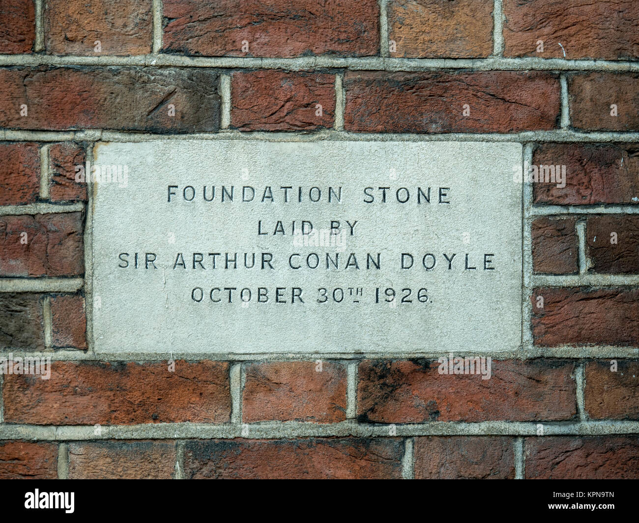 Pietra di fondazione di Camden spiritualiste Chiesa prevista da Sir Arthur Conan Doyle nel 1926 in Rochester Square, Camden Town, Londra Foto Stock