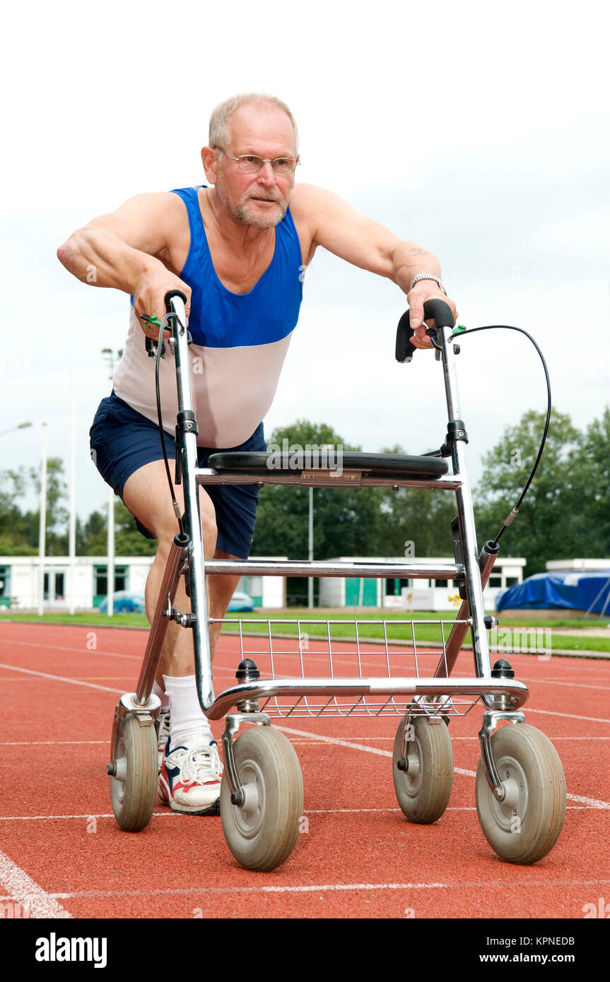 Active Senior con Walker Foto Stock