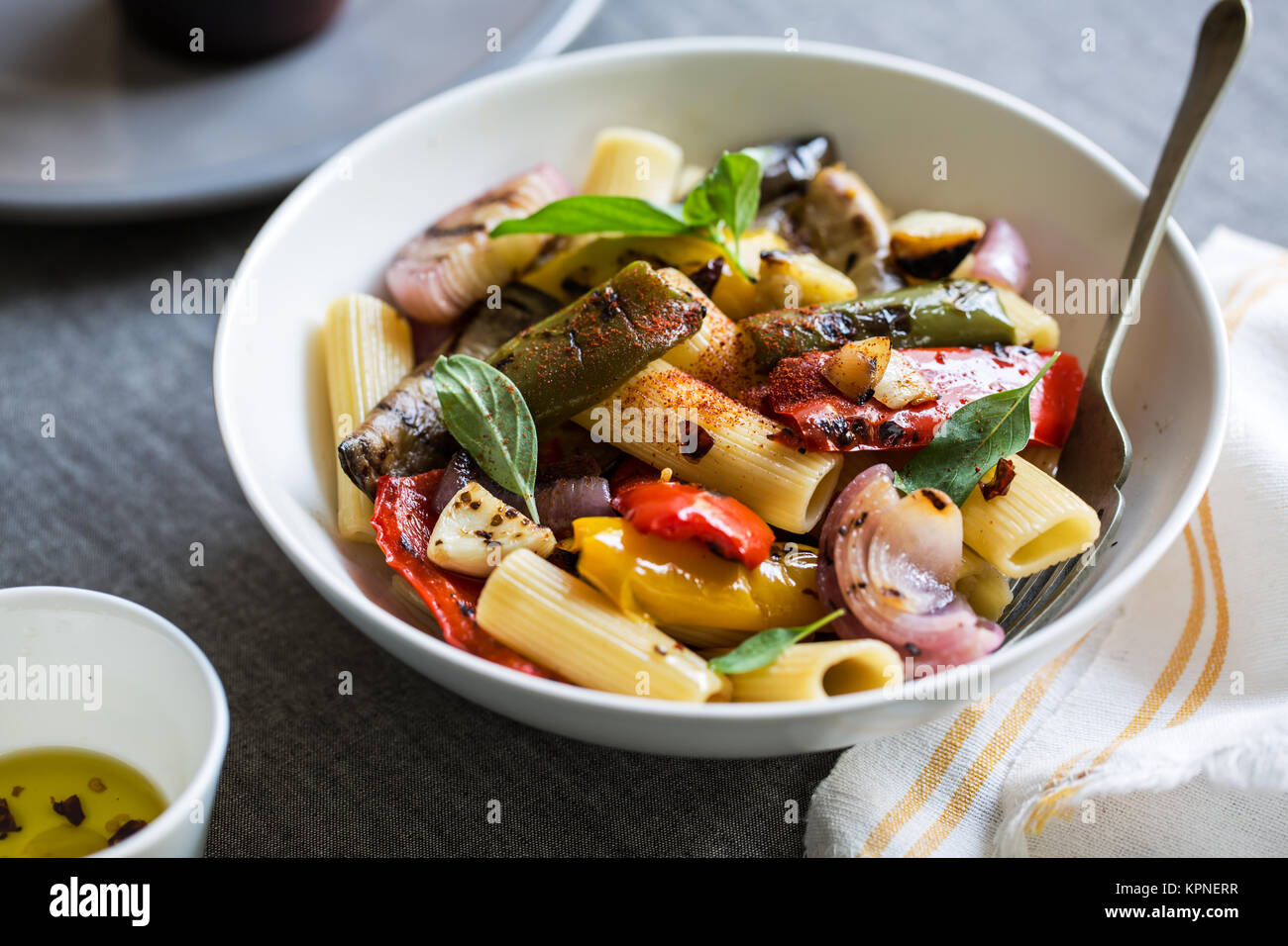 Rigatoni con arrosti di varietà di ortaggi Foto Stock